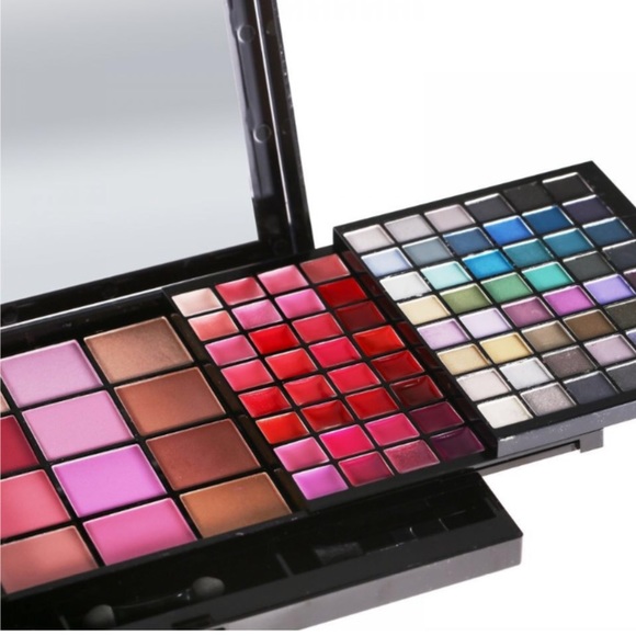 Bloomingdale’s Ultimate Collection Palette - Picture 4 of 5